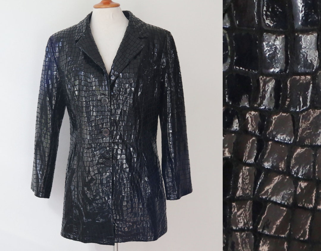 Patent leather decolleté