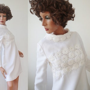 Cute White 60s Vtg. Dress With Lace Front/Collar // Size S // Made In Denmark