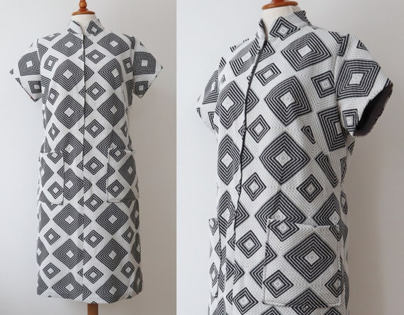 Graphic Printed 70s Vtg. Dress // Front Zipper //… - image 1