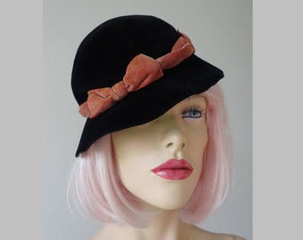 Cute Black Velvet Felt Vintage Hat With Pink Bows // Size S // Hand Made