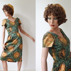 Prachtige vintage jaren 50/60 kokerjurk met mooi patroon // groen en currykleurig// V-hals