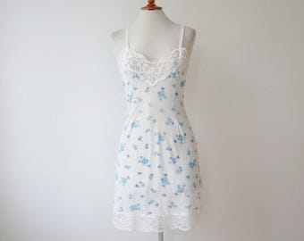 Vestido lencero blanco de los años 60 con flores azules y encaje // Talla S/M