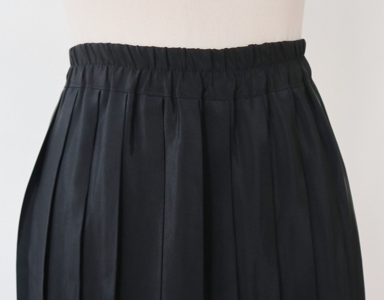 Black 80s90s Vtg. Pleated Skirt Elastic Waist Size M L