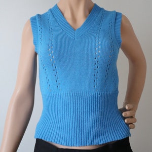 Blauw jaren &#39;70 Vtg. Gebreid vest met uitgesneden patroon // Gená // Acryl // Maat S/M