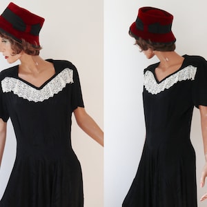 Black 40s Vintage Maxi Dress With White Lace Bows // Buttoned Back // Vibrant Leaf Pattern image 7