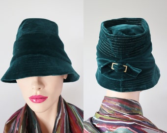 Green 60s Velvet Hat With Golden Lines/Bow With Golden Buckle // Nya Modeaffären // Size 54 // Made In Sweden