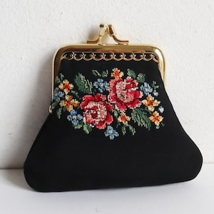 Joli portefeuille brodé floral noir années 50 en petit point avec fermoir doré