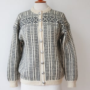 Beautiful Ivory Vtg. Wool Cardigan With Gray Pattern & Silver Buttons // Womens Hand Knitted Knit Wear // Handmade