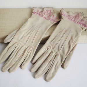 Beautiful 1910s Sand Colored  Cotton Satin Vtg. Gloves With Pink Embroidered Chain Stitch // Antique Gloves // Size S