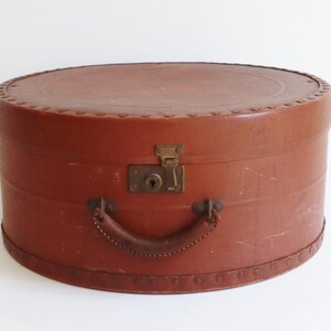 Grosgrain Paper Round Hat Box With a Strap 45cm Diameter, 35cm