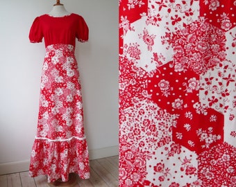 Red 70s Vtg. Maxi Dress With White Floral Print & Ruffles // Cotton Dress With White Lace Ribbon // Size M