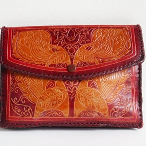 Dunkelrot gegerbte 90er Geldbörse/Clutch Bag // Geräumige Geldbörse mit punzierten Vögeln/Blättern