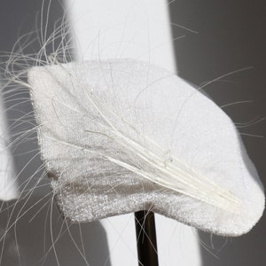 White Vtg. Hat With Feathers // One Size