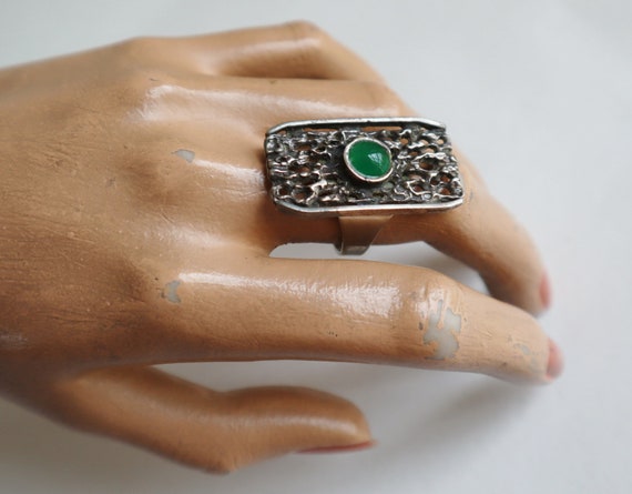 Adjustable 70s Vintage Ring With Green Stone - image 2