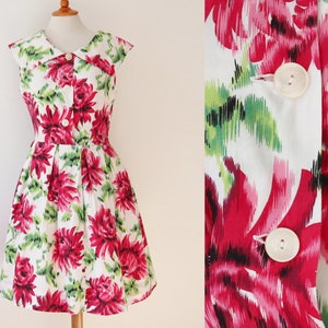 Wit jaren 50/60 Vtg. Jurk met roodgroene bloemenprint//grote kraag//bijgevoegde petticoat//maat M