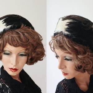Cappello di piume bianco e nero anni '50 con velo superiore // Taglia 55