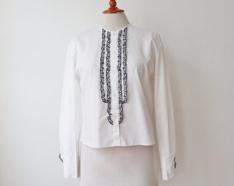 Blusa blanca de mujer DEADSTOCK de los años 60 con frente/puños de volantes bordados negros // 100% algodón // Talla S/M