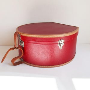 Sombrerera/bolso de mano/bolsa de viaje vintage roja de los años 50 con llave // Sombrerera de cartón con correa de cuero y forro de lunares rojos y blancos