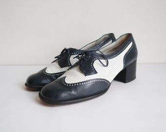 Sapatos vintage de couro azul e branco, estilo anos 60/70, com cadarço // Lagersons Comfort // Tamanho 39