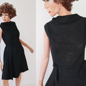 Schwarz 60er Jahre Vtg. Kleid mit halb transparenter Spitze - Schleifen & Kragen // Teena Model // Größe S