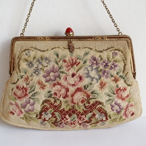 Sandfarbene 40s50s Handbestickte Vtg. Petit Point Handtasche Mit Blumenmuster In Zarten Farben // Goldener Verschluss/Kette // Handgemacht
