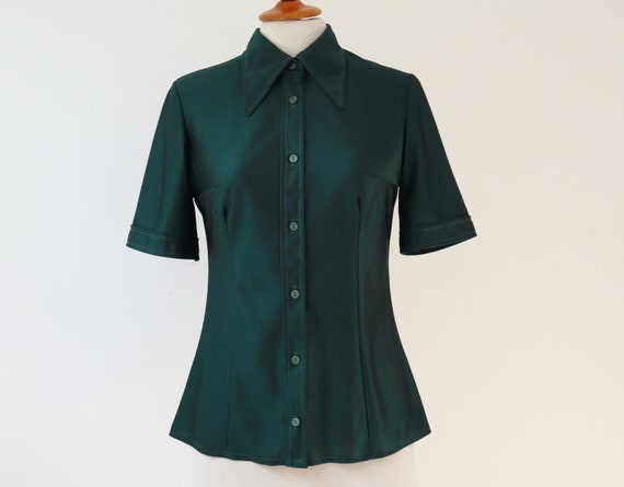 Green Fitted 70s Vtg. Ladies Shirt // Big Collar