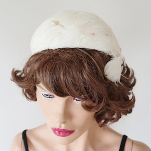 Cappello bianco con piume vintage anni '50 con spilla e fiocco // Sigrid Nyström & Co