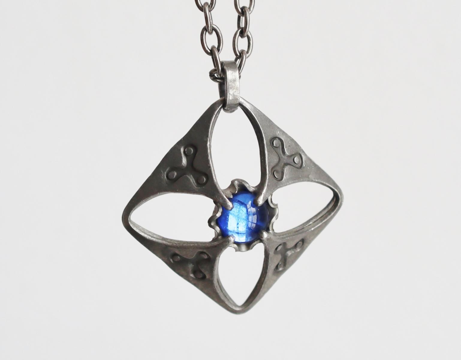 Collier Pendentif Sculptural En étain - Bijou D'artiste Vintage B. Larsen Années 70 - Style Bohème - Occasion Excellent état