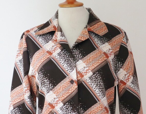 70s Vtg. Lady Shirt With Cognac Brown - Brown - White - Beige Graphic Print // Refa Blouse With Long Cuffs // Big Collar // Size M View 4