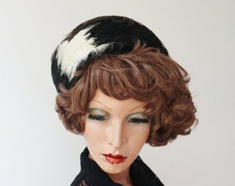 Sombrero de plumas blanco y negro estilo años 50 con velo superior // Talla 55
