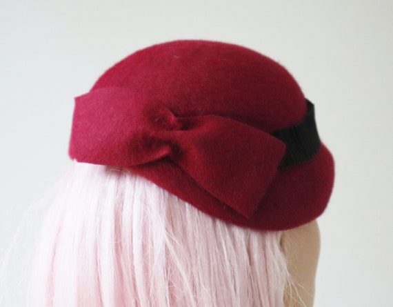 Red 40s Felt Hat With Bow & Black Waved Ribbon //… - image 4