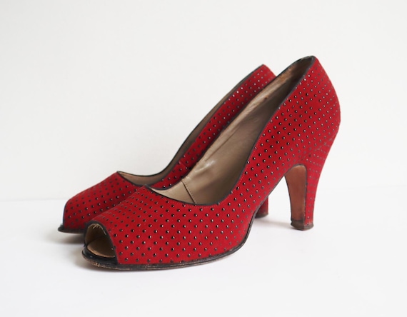 Zapatos de tacón de ante y piel de color rojo oscuro de los años 50 con  lunares negros // Zapatos de punta abierta con tacón // Talla 38,5/39