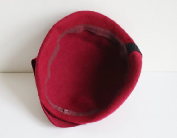 Red 40s Felt Hat With Bow & Black Waved Ribbon //… - image 5