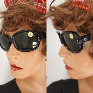 Może przedstawiać: Czarne okulary przeciwsłoneczne z kwadratową oprawą i ciemnymi soczewkami. Okulary przeciwsłoneczne mają małe gwiazdki na zausznikach i okrągłą naklejkę na soczewce. Okulary przeciwsłoneczne są na manekinie.