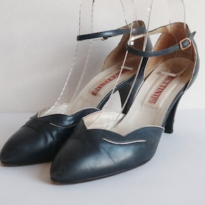 Blaue 80er Jahre Vtg. Lederpumps mit weißen Einsätzen // Bettini // Knöchelriemchen // Größe 37,5 // Made In Italy