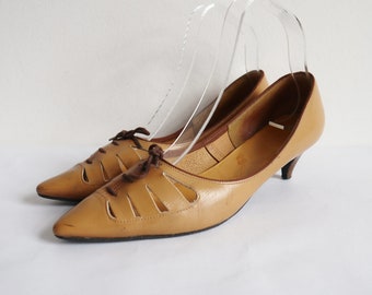 Curry 60s Vintage Lace Up Leather Shoes // Kitten Heels // Size EU 36,5 // Made In Denmark