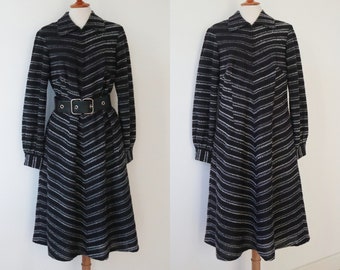 Black 70s Vintage Dress With White Stripes // Zipper Top // Size M/L