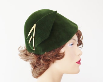 Green 40s50s Fuzzy Felt Hat With Big Golden Buckle // E. Helander Jensen Grenaa // Size 54/55 // Made In Denmark