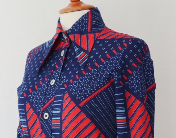 Blue 70s Fitted Vtg. Ladies Shirt // Printed Shir… - image 5