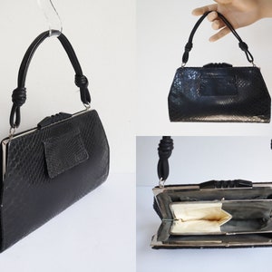 Bolso de mano negro estilo reptil de los años 40 y 50 con cartera interior adjunta // Cierre negro/Metal plateado
