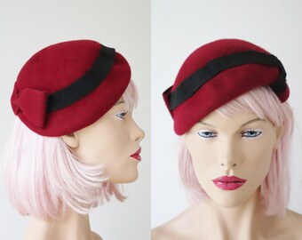 Red 40s Felt Hat With Bow & Black Waved Ribbon // Size 51