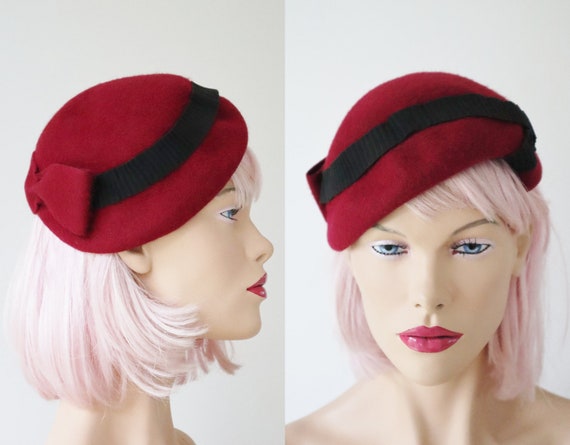 Red 40s Felt Hat With Bow & Black Waved Ribbon //… - image 1