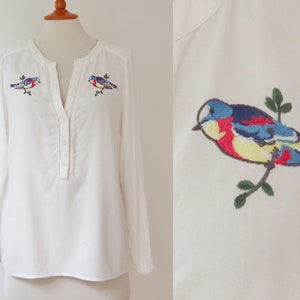 Vtg. bianco Blusa con uccelli ricamati, Cath Kidston London, taglia UK 12, realizzata in India
