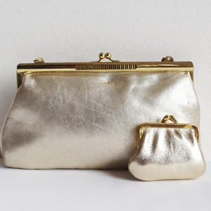 Bolso y cartera vintage dorados de los años 60 // Bolso con asa superior y cadena dorada