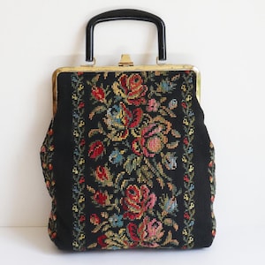 Große schwarze 50s60s Hand bestickte Tasche mit Blumen in leuchtenden Farben/schwarzer Griff // Vegan Bag