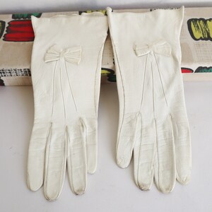 Cream Colored 50s Vintage Leather Gloves With Bow // Piata Gloves // Size 6.5 image 3