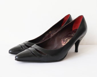 Black 60s Vintage Pointed Leather Pumps With Cut Outs // Gardenia Design // Size 36,5