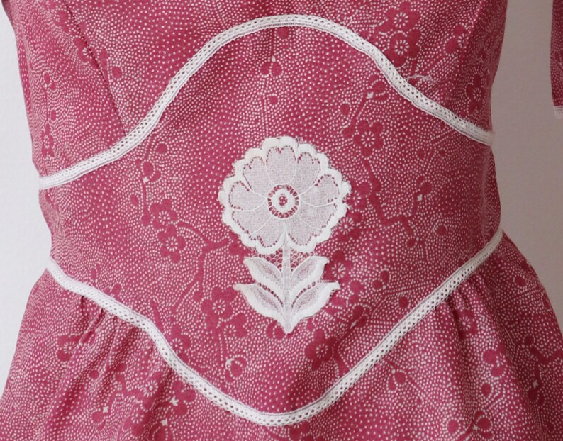 Cute Dusty Pink 70s Vintage Dress With Puff Sleeves White Lace Flower And Ribbon