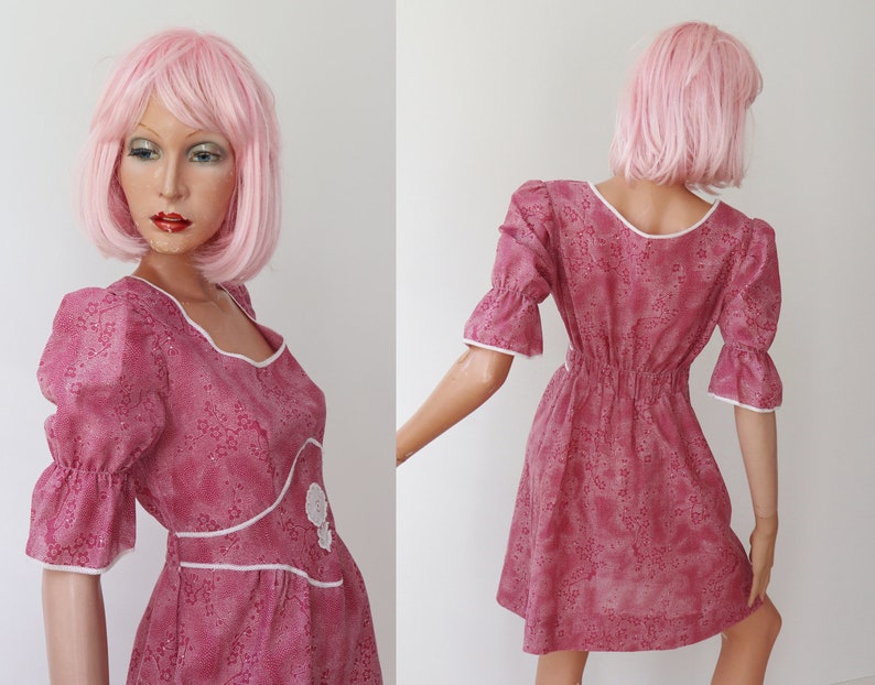 Cute Dusty Pink 70s Vintage Dress With Puff Sleeves White Lace Flower And Ribbon