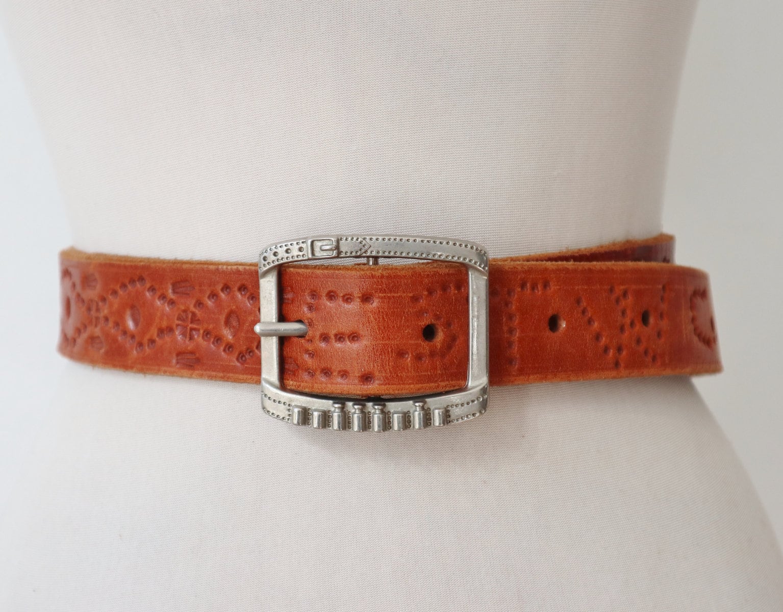 Elegant Tan tooled Leather Belt with Ornate Silver Buckle western size M Tooled Brown Leather Belt - Oval Buckle main image 2